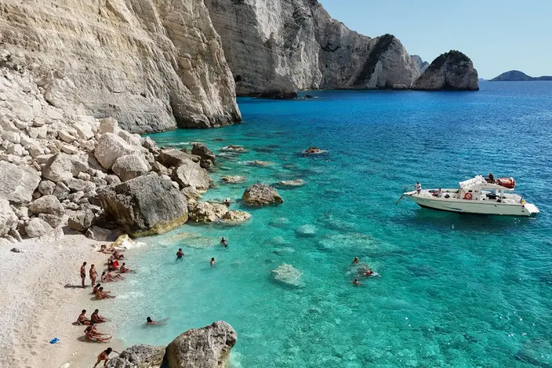 Bus & Tour in Barca alla Spiaggia Del Relitto