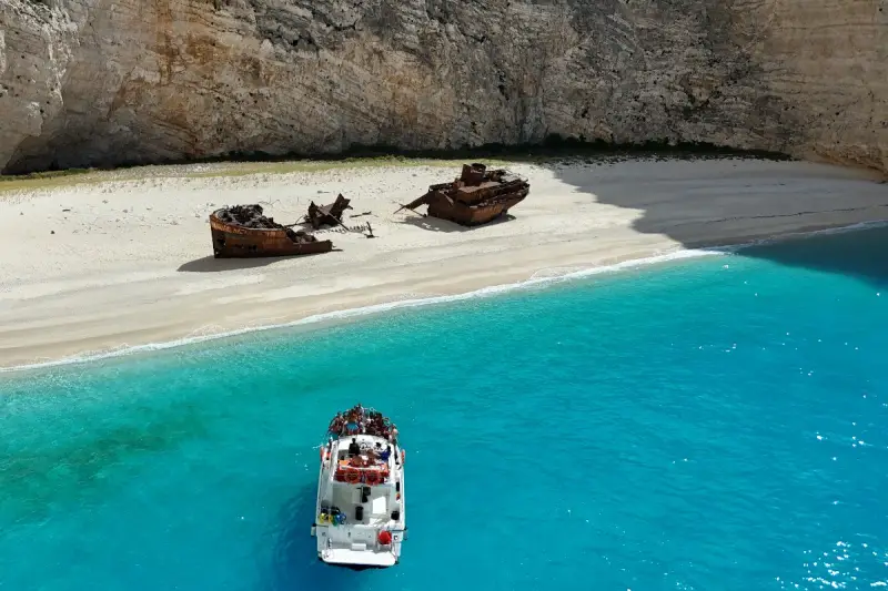 Bus & Tour in Barca alla Spiaggia Del Relitto
