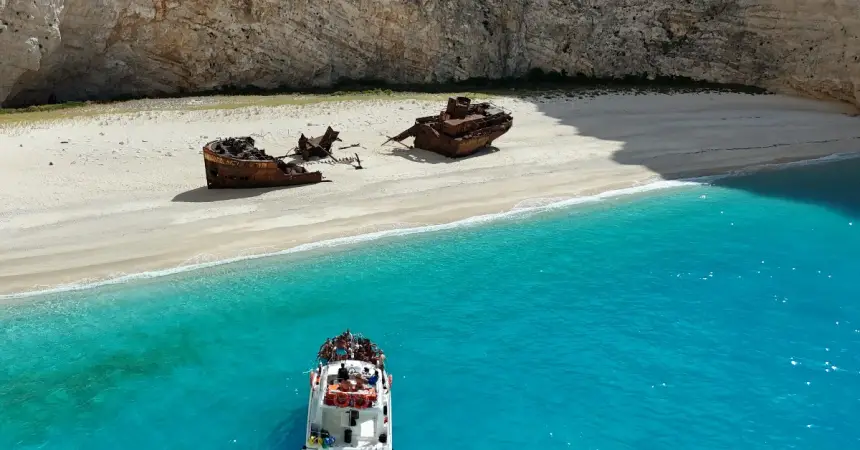 Bus & Tour in Barca alla Spiaggia Del Relitto